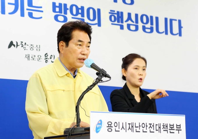 '시민과의 대화'를 진행하고 있는 백군기 용인시장 (사진=용인시 제공)