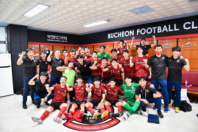 프로축구 K리그2 부천FC가 26일 제주월드컵경기장에서 제주 유나이티드와 하나원큐 K리그2 2020 10라운드 경기를 치른다. 부천FC와 제주의 10라운드는 안개로 인해 순연된 바 있다. 사진은 지난 7월 6일 부천종합운동장에서 열린 대전 하나시티즌과 9라운드 경기에서 1-0으로 승리한 부천 선수들의 모습. (사진=부천FC1995 제공)