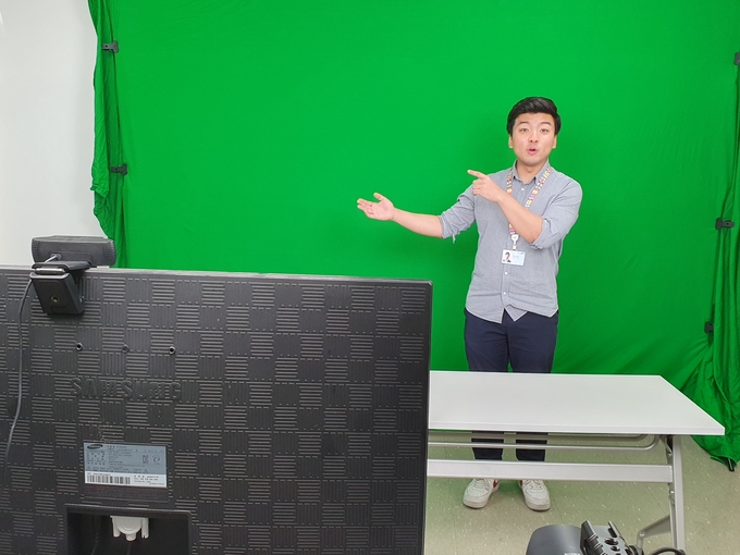'반도체과학교실' 온라인 강의를 촬영하고 있는 삼성전자 DS부문 S.LSI사업부 최세진 프로. /삼성전자 제공