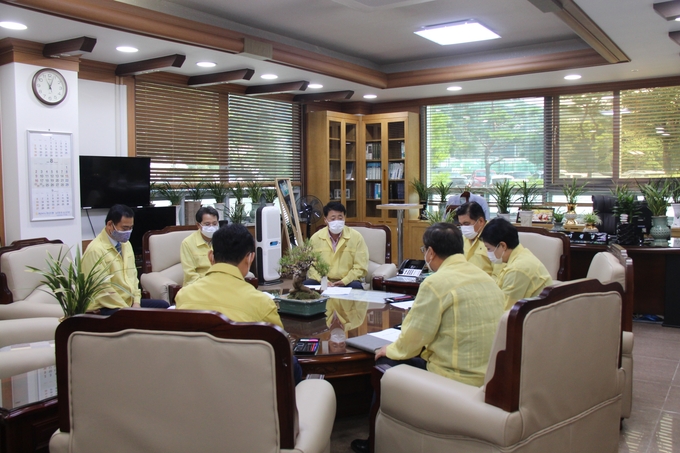 남양주시의회는 지난 25일 의장단 회의를 열고 코로나19 방역 등 시정 현안에 대해 논의했다. /남양주시의회 제공