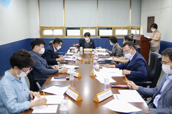 의왕시가 지난 25일 개최한 생활임금위원회 회의 모습/의왕시제공