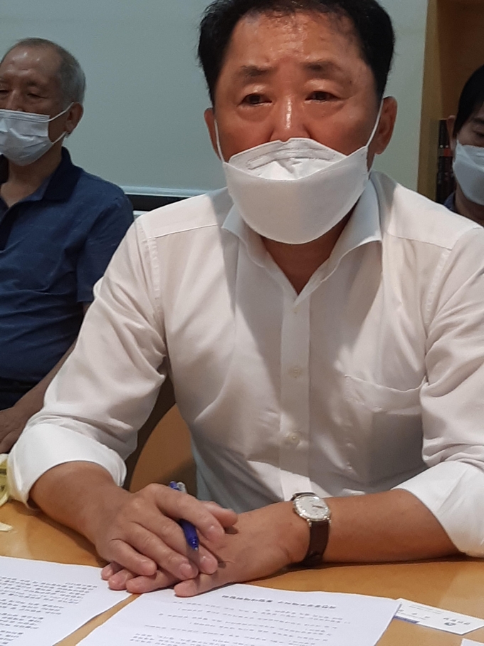 나경열 공동위원장이 현실적인 토지보상비와 건물가격을 요구하는 기자회견을 하고 있다. /통합대책위제공