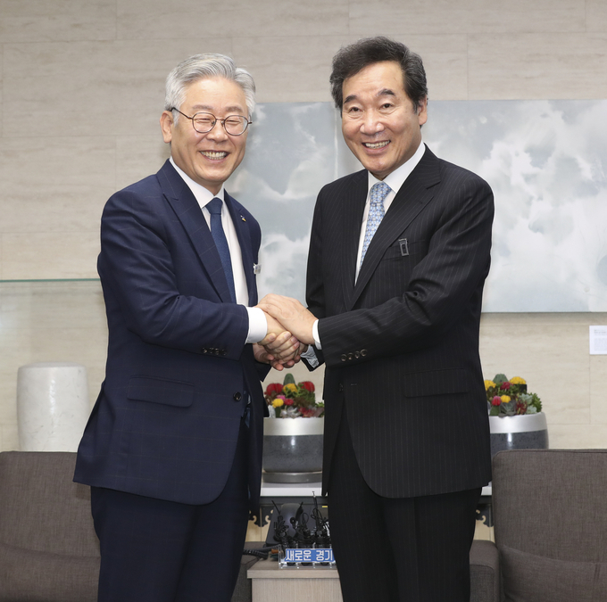 차기 대선주자 선호도 1·2위를 다투고 있는 이낙연 더불어민주당 의원(오른쪽)과 이재명 경기지사가 지난 7월 30일 수원시 팔달구 경기도청에서 만나 인사를 나누고 있다. (사진=조병석 기자)