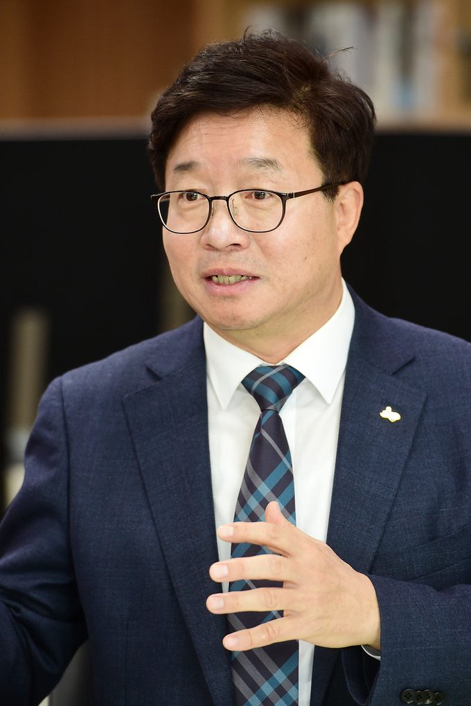 25일 인터뷰를 하고 있는 염태영 수원시장. (사진=수원시 제공)