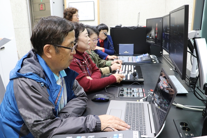 시청자미디어재단 경기시청자미디어센터(센터장 심재흔)와 사립학교교직원연금공단(이사장 주명현)이 퇴직교직원을 대상으로 ‘시니어 팩트체크 기자단’을 28일까지 모집한다./경기시청자미디어센터 제공