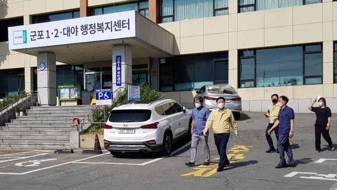 g한대희 군포시장이 군포1동을 방문해 방역소독후 만전을 기해줄것을 지시했다.