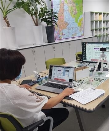남양주시 오남읍 주민자치위원회가 사회적 거리두기 2단계 격상에 따라 남양주시 최초로 대면이 필요 없는 화상 주민자치회의를 진행했다. /남양주시 제공