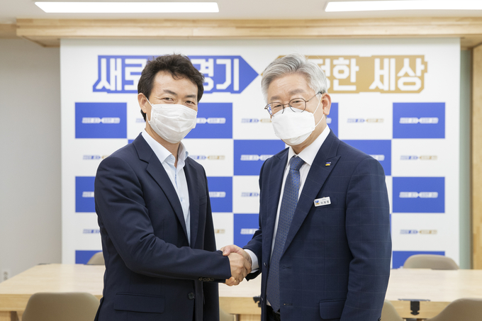 김종천 과천시장이 경기도지사를 만난 자리에서 정부의 과천청사 일대 주택공급 정책에 대해 과천시민의 반대 입장을 설명한 뒤 협조를 요청했다. /과천시 제공
