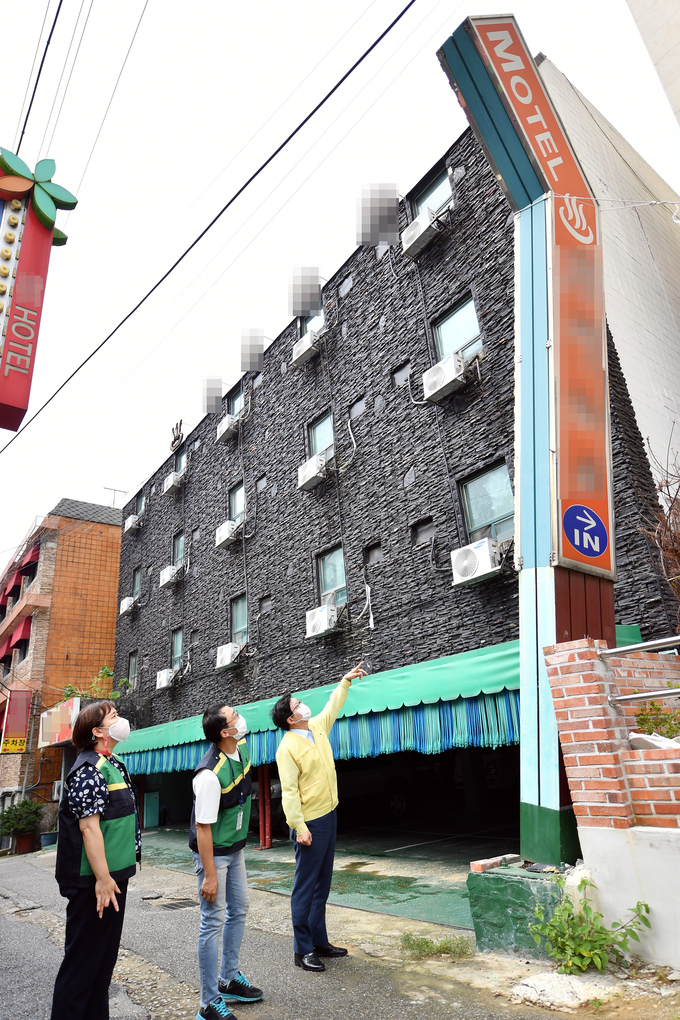 27일 오전 태풍 '바비'로 피해를 입은 세류2동 숙박업소로 현장점검을 간 염태영 수원시장.(사진=수원시청 제공)