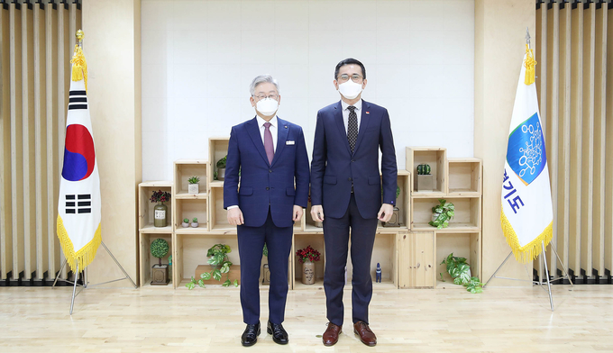 이재명 경기도지사와 에릭 테오(Eric+Teo) 주한 싱가포르대사가 기념촬영을 하고 있다.(사진=경기도 제공)