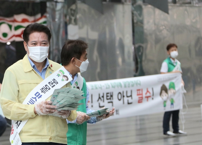 최대호 안양시장이 코로나19 재확산에 대비한 캠페인을 벌이고 있다.