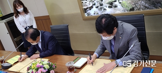 박윤국 포천시장과 구자권 쌍방울그룹 부회장이 업무협약서에 서명하고 있다. /문석완 기자