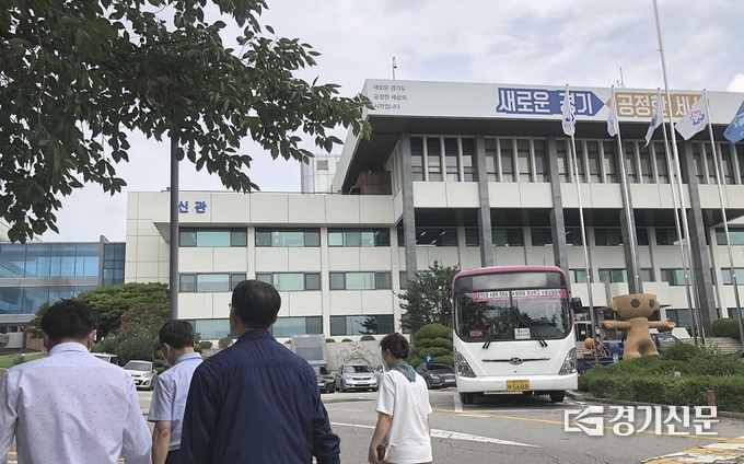 경기도청으로 향하는 경기도 공무원들 (사진=이지은 기자)