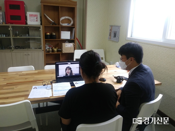 포천시 비대면 온라인 채용 행사에서 사업자 측이 기업의 회의실에서 화상으로 취업희망자의 면접을 실시하고 있다. / 포천시 제공