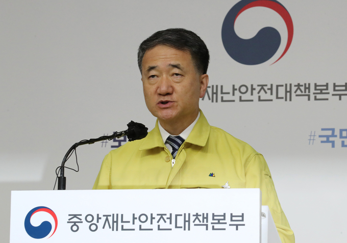 박능후 중앙재난안전대책본부 1차장(보건복지부 장관)이 28일 오후 세종시 정부세종청사에서 신종 코로나바이러스 감염증(코로나19) 대응 수도권 방역조치 강화 등과 관련해 중앙재난안전대책본부 브리핑을 하고 있다. (사진=연합뉴스)