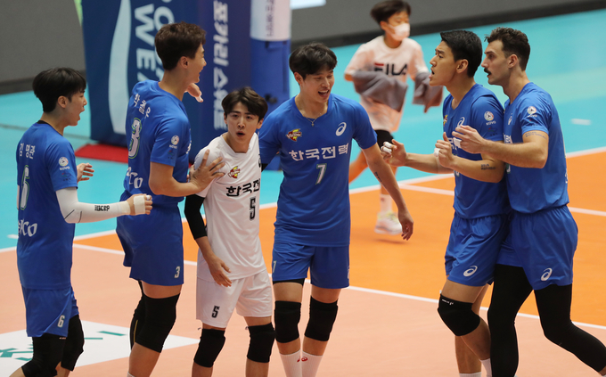 28일 충북 제천체육관에서 열린 2020 제천·MG새마을금고컵 프로배구대회 남자부 준결승전 수원 한국전력과 천안 현대캐피탈의 경기에서 한국전력 선수들이 득점에 성공한 뒤 환호하고 있다. (사진=연합뉴스 제공)