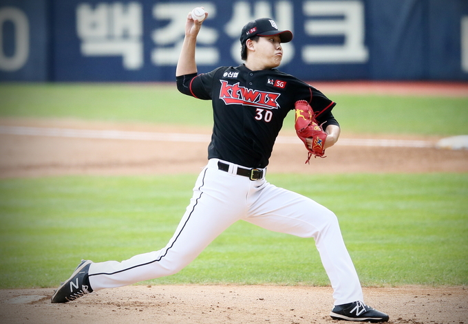 28일 서울 잠실구장에서 열린 2020 신한은행 쏠(SOL) KBO리그 kt 위즈와 LG 트윈스의 시즌 9차전에서 kt 선발 소형준이 6이닝 3실점으로 호투했지만 불펜이 무너지며 팀이 5-6으로 역전패해 승리를 챙기지 못했다, 사진은 소형준의 투구 모습. (사진=kt 위즈 제공)