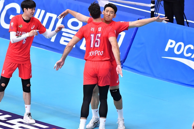 29일 충북 제천체육관에서 열린 2020 제천·MG새마을금고컵 프로배구대회 남자부 결승전 수원 현국전력과 인천 대한항공의 경기에서 한국전력 카일 러셀과 안요한이 세리머니를 펼치고 있다. (사진=한국배구연맹 제공)