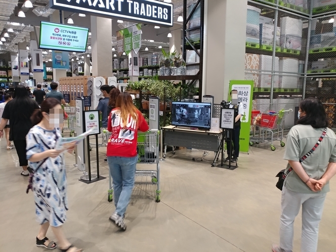 29일 이마트 트레이더스 군포점의 매장에 열화상카메라가 설치된 모습이다. (사진=노성우 기자)
