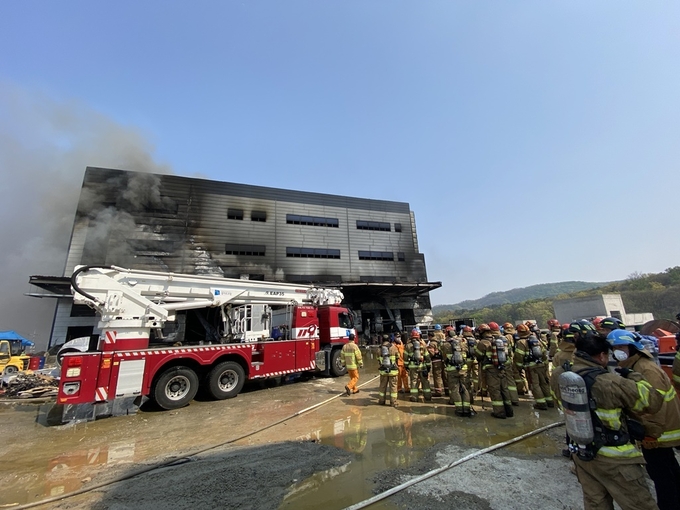 지난 4월 발생한 이천 냉동창고 화재 (사진 = 경기도 제공)
