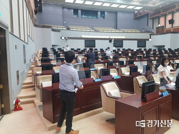 경기도의회 사무처 직원들이 본회의장에 투명칸막이를 설치하고 있다.(사진=박건 기자)
