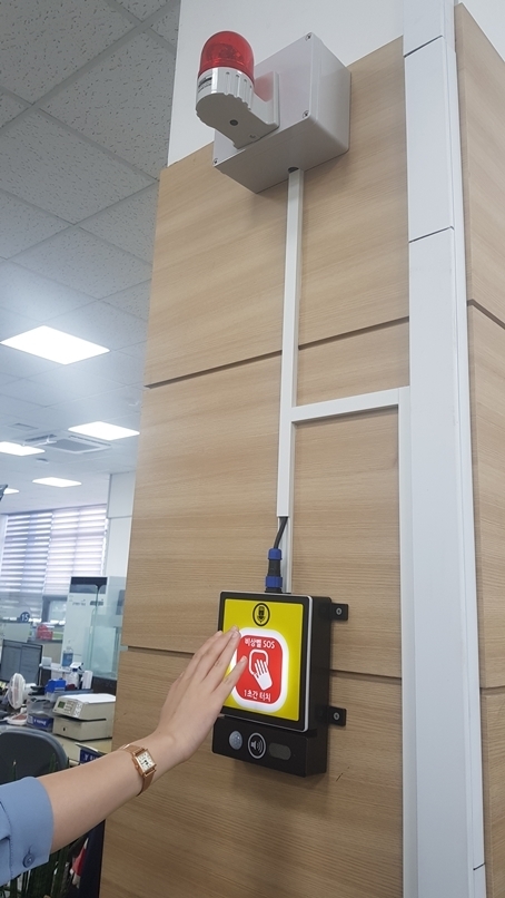 파주시가 각 읍면동과 출장소 등 민원창구에 설치한 비상벨/파주시제공