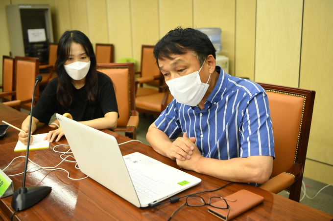 구리시는 27일 팀장 포함 실무자급 공무원 100여명을 대상으로 (주)글로벌앤브레인파크 박동완 대표를 강사로 한국판 뉴딜 정책에 대한 역량강화 및 연계사업 발굴을 위한 교육을 실시했다./구리시 제공