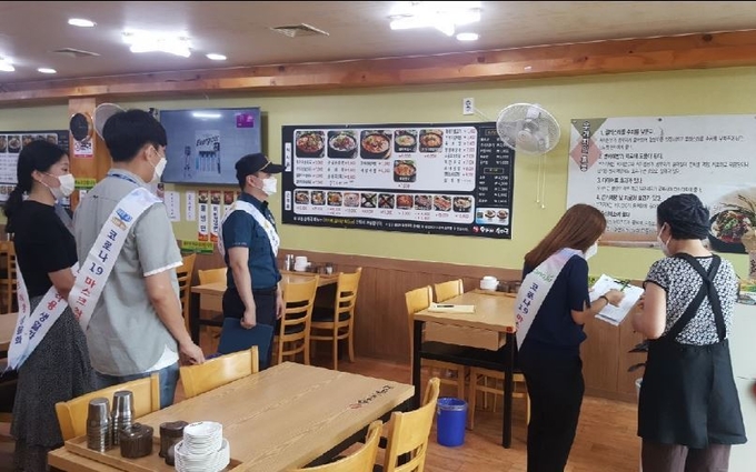 양주시 보건소 직원이 경찰서와 마스크 실태 점검하는 모습/ 양주시 제공