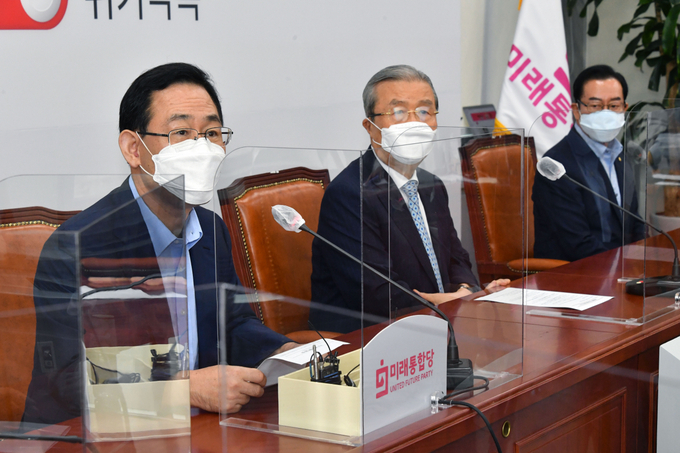 주호영 미래통합당 원내대표(왼쪽)가 31일 서울 여의도 국회에서 열린 온라인 의원총회에서 발언하고 있다. 이날 의총은 코로나19 확산으로 인해 당 공식 유튜브 채널인 '오른소리'를 통해 비대면으로 진행됐다. 사진= 연합뉴스 제공 