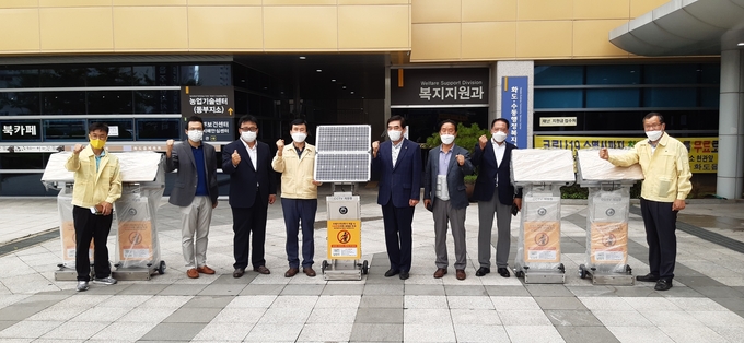남양주시 화도읍 지역단체장 및 관내 소재 기업에서 31일 쓰레기 무단투기 단속을 위한 CCTV 14대(이동식 5대, 고정식 9대)를 화도수동행정복지센터에 기부했다./남양주시 제공