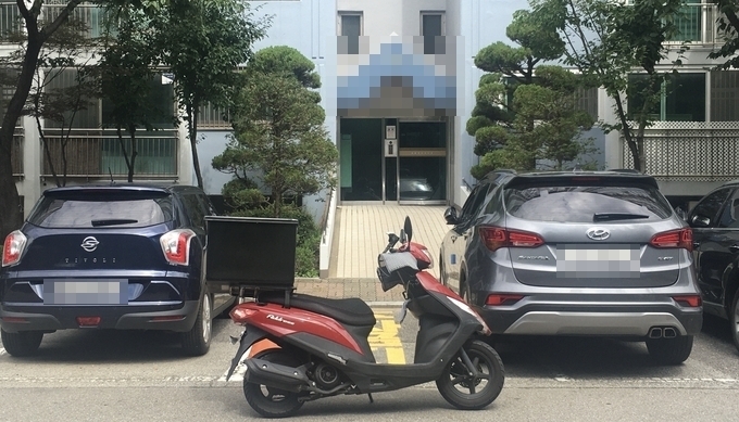 1일 수원시 영통구의 한 아파트에 배달 오토바이가 정차 중이다. (사진=김민기 기자)