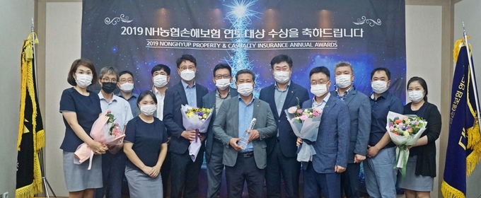 수원축산농협 임직원들이 31일 수원축산농협 본점 대회의실에서 2019 NH농협손해보험 연도대상 수상 후 기념촬영을 하고 있다. (사진=수원축산농협 제공)