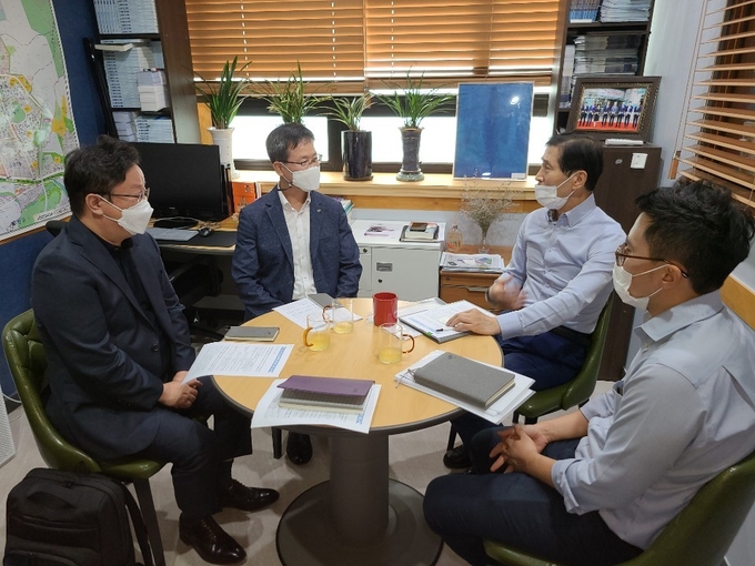 d이학영 국회의원이 조인수 LH 주거복지처장 등과 면담을 갖고 있다.