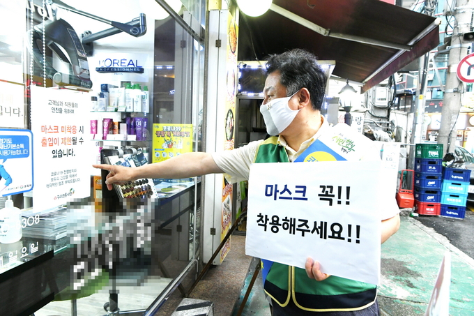 구리시 재난안전대책본부는 최근 코로나19 확진자 급증 21시 이후 편의점·중소슈퍼 야외 취식공간에서의 탁자·의자 등에 대한 사용금지 집합제한 행정명령을 9월 1일 긴급 발령했다./구리시 제공