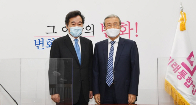 더불어민주당 이낙연 신임 당대표(왼쪽)가 1일 서울 여의도 국회 미래통합당 당대표실을 찾아 김종인 비상대책위원장과 기념촬영하고 있다. 사진=연합뉴스 
