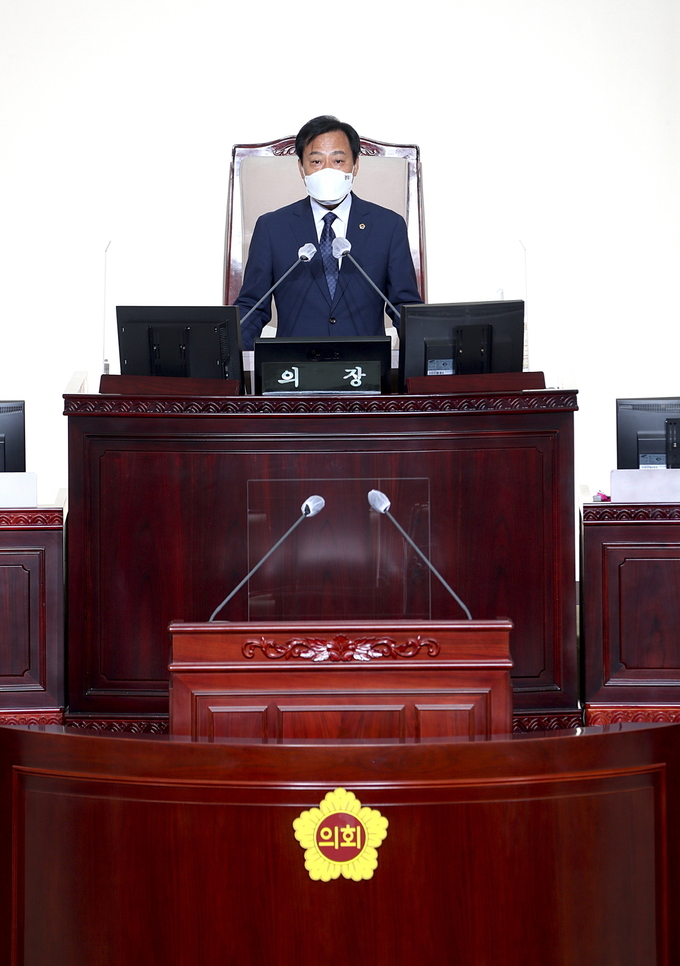 장현국 경기도의회 의장이 1일 제346회 임시회 개회사를 통해 "코로나19와 수해복구 예산 등 추경안 심사를 서둘러 도민의 어려움을 덜어 드리겠다"고 밝혔다(사진=경기도의회 제공)