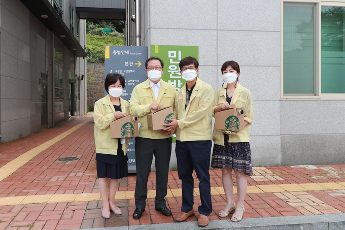 조광한 남양주시장이 1일 오전 남양주풍양보건소를 방문해 코로나19로부터 시민들의 안전을 지키기 위해 최일선에서 밤낮으로 격무에 시달리고 있는 보건소 직원들을 격려했다./남양주시 제공
