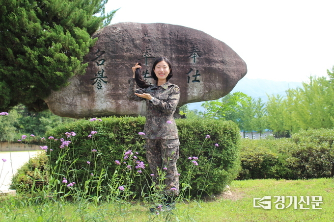 김루시아 하사가 자른 머리카락을 들어보이며 활짝 웃고 있다. / 포천시 제공