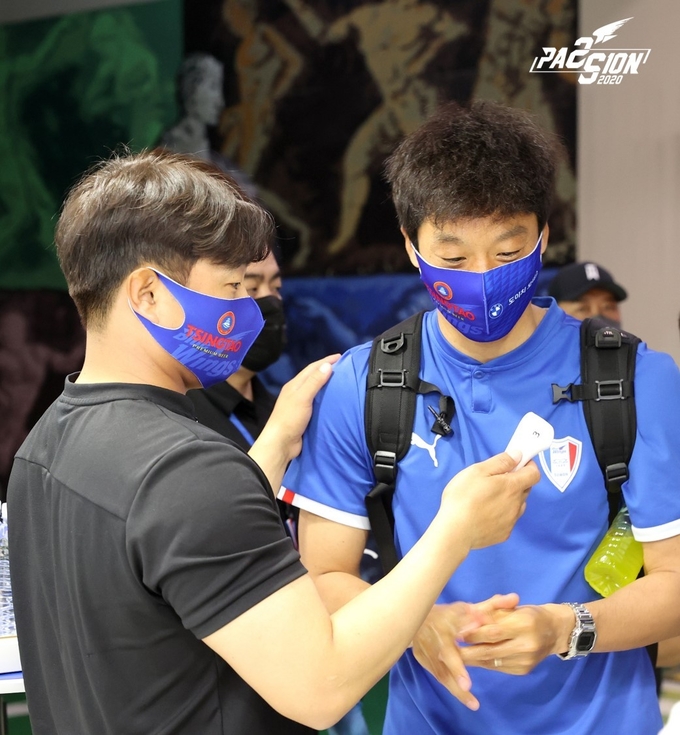 프로축구 K리그1 수원 삼성이 코로나19 극복의 염원을 담아 수원시에서 추진한 영상 캠페인 ‘마스크가 답이다’에 동참했다고 2일 밝혔다. (사진=수원 삼성 제공)