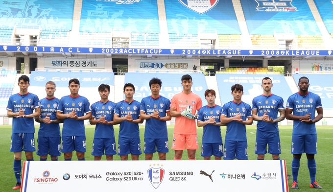프로축구 K리그1 수원 삼성이 코로나19 극복의 염원을 담아 수원시에서 추진한 영상 캠페인 ‘마스크가 답이다’에 동참했다. 사진은 코로나19 극복 캠페인에 동참한 수원 선수들 모습. (사진=수원 삼성 제공)