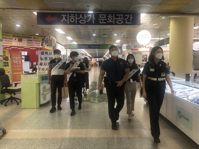 의정부역 지하상가에서 마스크 착용 합동점검하고 있다.
