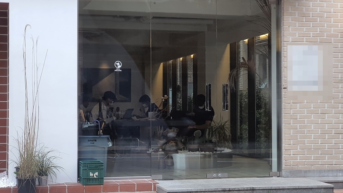 2일 오후 5시쯤 수원 신동카페거리에 위치한 개인 카페에 적잖은 손님이 자리하고 있다. (사진=김기현 기자)
