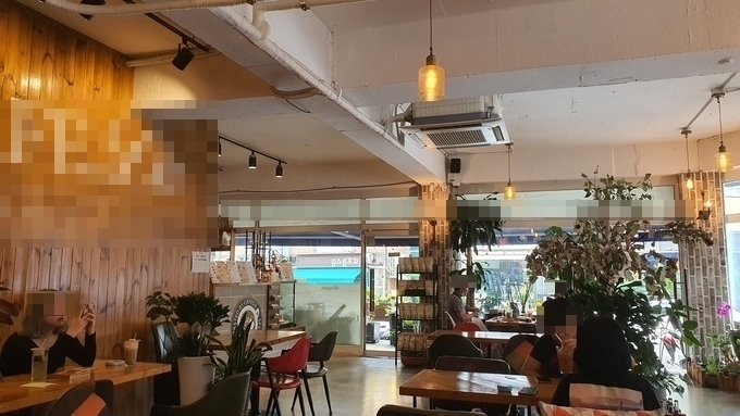 2일 오후 4시쯤 용인에 위치한 개인 카페에 10명이 넘는 손님이 자리하고 있지만, 이 중 5명 정도가 마스크를 벗고 있다. (사진=김기현 기자)