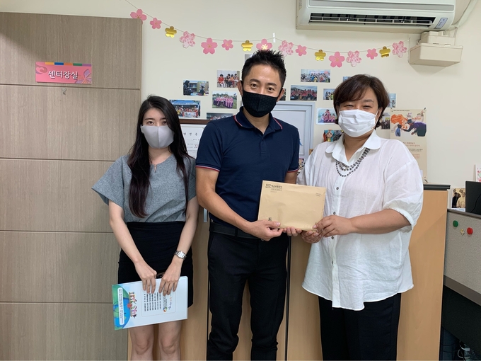 구리시는 지난 1일 구리시건강가정다문화가족지원센터에서 예금보험공사와 함께 지역내 다문화가족을 위해 200만원 상당의 온누리 상품권 200매 후원금품 전달식을 했다./구리시 제공