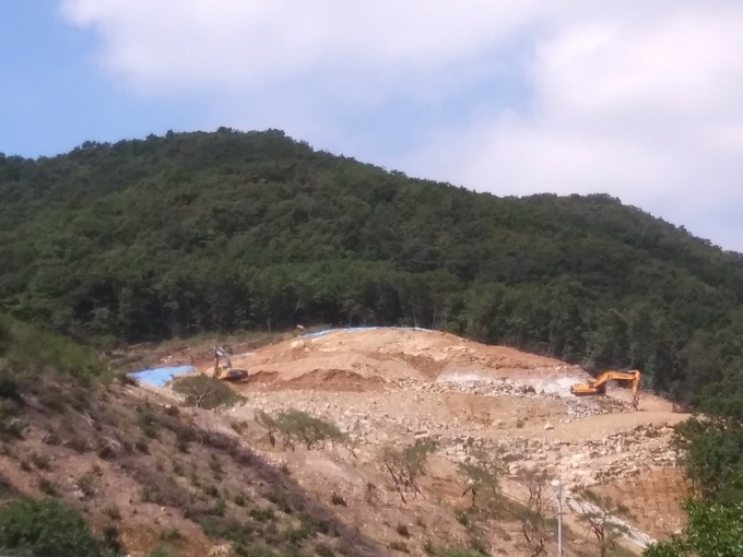 태양광업자에 의해 훼손된 연천군 동막리의 한 야산 (사진=김항수 기자)