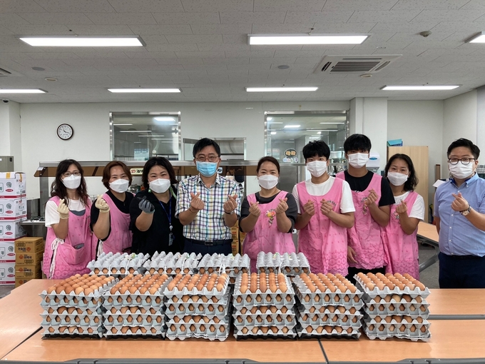 사진= 오산시매화봉사단은 코로나19로 결식 우려가 있는 저소득 어르신을 위해 지난 8월 10일과 27일 2회에 걸쳐 계란 100판을 오산노인종합복지관에 전달했다.
