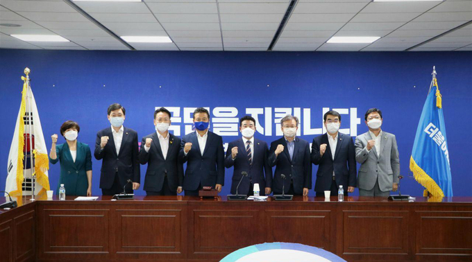더불어민주당 경기도당 신임지도부가 기념촬영을 하고 있다(사진=더불어민주당 경기도당 제공)