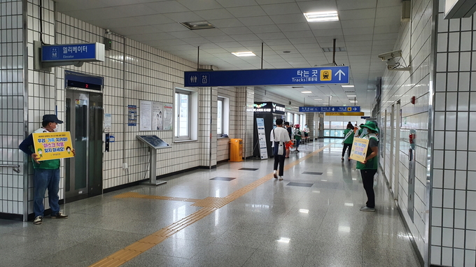 사진= 오산시 신장동 새마을회 마스크 착용 캠페인 실시하고 있다.