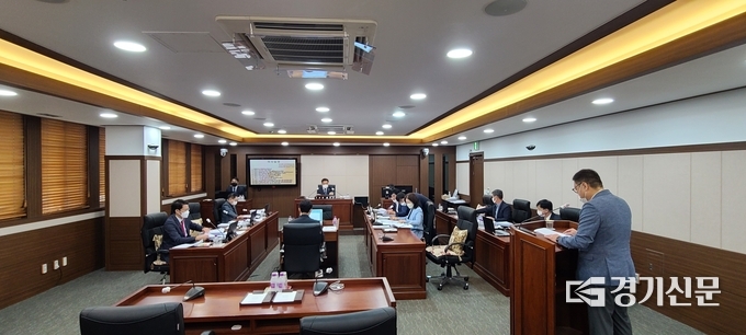 포천시의회 의원회의실에서 포천시의회 제152회 임시회 조례등심사특별위원회가 열리고 있다. / 문석완 기자