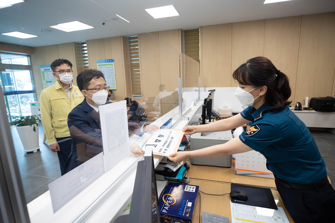경기도 관계자가 서울 사랑제일교회를 방문하고 코로나19 진단 검사 거부자들을 대상으로 고발장을 접수하고 있다. (사진=경기도 제공)